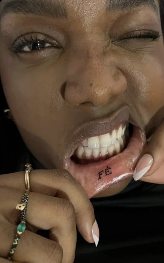 IZA faz tatuagem dentro da boca e resultado surpreende: ‘Coragem’